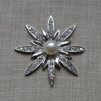 Great Vintage Sofia Pearl & Rhinestone Diamante Brooch for DIY Wedding.Stunning Sofia Pearl & Rhinestone Diamante Brooch.
These look great on all DIY reception stationery,
Size: 50mm, with pin on back. Cheap Vintage Wedding Sofia Pearl & Rhinestone Diamante Brooch | Diamante Embellishments