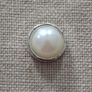 Great Vintage Berry for DIY Wedding.A small single pearl in a simple finding makes this embellishment ideal for creating stunning wedding stationery and crafting projects. Size: 11mm ,without pin on back Cheap Vintage Wedding Berry | Diamante Embellishments