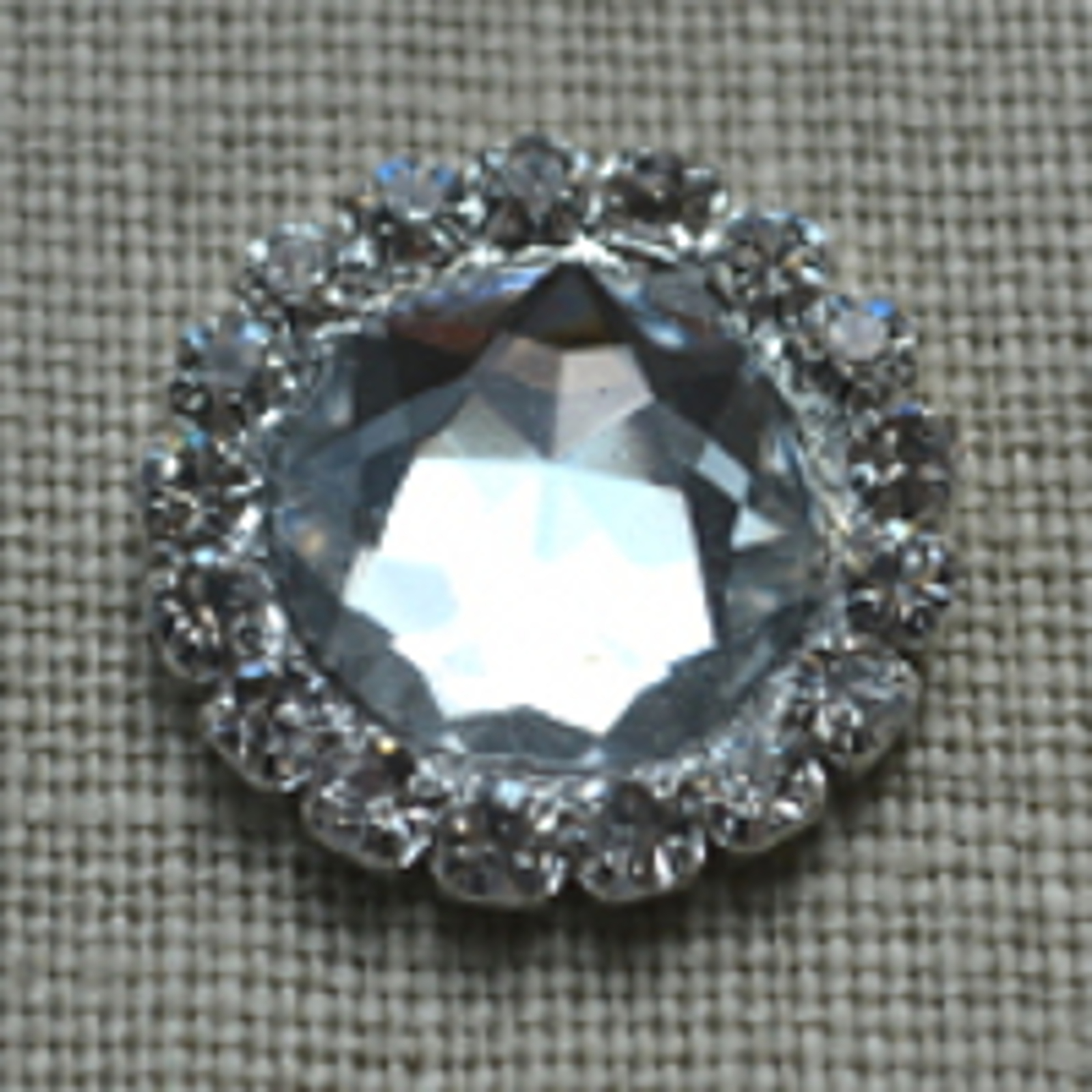 Great Vintage Crystal Medium Round for DIY Wedding.A beautiful Medium round central Crystal Gem with a surround of Crystal Diamantes an elegant embellishment for favours and Invitations.
<br>These come with a flat back so they are ideal to add a sparkle to any craft project.
<br><br>18mm across
Cheap Vintage Wedding Crystal Medium Round | Diamante Embellishments