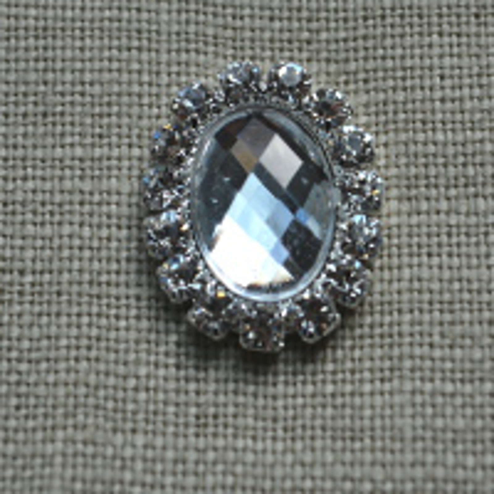 Great Vintage Crystal Small Oval for DIY Wedding.A beautiful small oval shape embellishment with central crystal gem and Diamante detailing. Perfect for Wedding Invitations, Favours and Wedding Stationery cards.
<br>These come with a flat back so they are ideal to add a sparkle to any craft project.
<br><br>size: 17mm x 20mm Cheap Vintage Wedding Crystal Small Oval | Diamante Embellishments