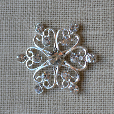 Great Vintage Filigree Star - Fern for DIY Wedding. Filigree Star Rhinestone embellishments (Fern)- Elegant and delicate 6 filigree hearts wrapped around a central diamante rhinestone. Perfect for all Wedding stationery, will look lovely on wedding shoes, wedding cakes and special craft projects. These high quality luxury Grade A embellishments have stunning diamantes that are crystal clear and refract the light beautifully to produce a stunning sparkle.
Size: 29mm wide, 5mm thick, without pin on back Cheap Vintage Wedding Filigree Star - Fern | Diamante Embellishments