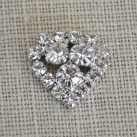 Great Vintage Iris Heart Crystal Diamante Embellishment for DIY Wedding.Beautiful small heart shape DIY Wedding embellishment with diamante details. Great for table plans,wedding stationery and favour boxes.
<br> size: 16mm, without pin on back. Cheap Vintage Wedding Iris Heart Crystal Diamante Embellishment | Diamante Embellishments