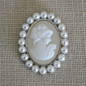 Great Vintage Ivory Cameo and Pearl Brooch Embellishment for DIY Wedding.Beautiful DIY Wedding embellishment with diamante details. Great for table plans,wedding stationery and favour boxes.
<br>size: 22 x28mm, without pin on back. Cheap Vintage Wedding Ivory Cameo and Pearl Brooch Embellishment | Diamante Embellishments