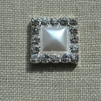 Great Vintage Pearl Square for DIY Wedding.A beautiful Pearl and Crystal Diamante square embellishment. Perfect for Wedding Invitations and Stationery.
<br> These come with a flat back so they are ideal to add a sparkle to any craft project.
<br><br>size: 18mm
Cheap Vintage Wedding Pearl Square | Diamante Embellishments