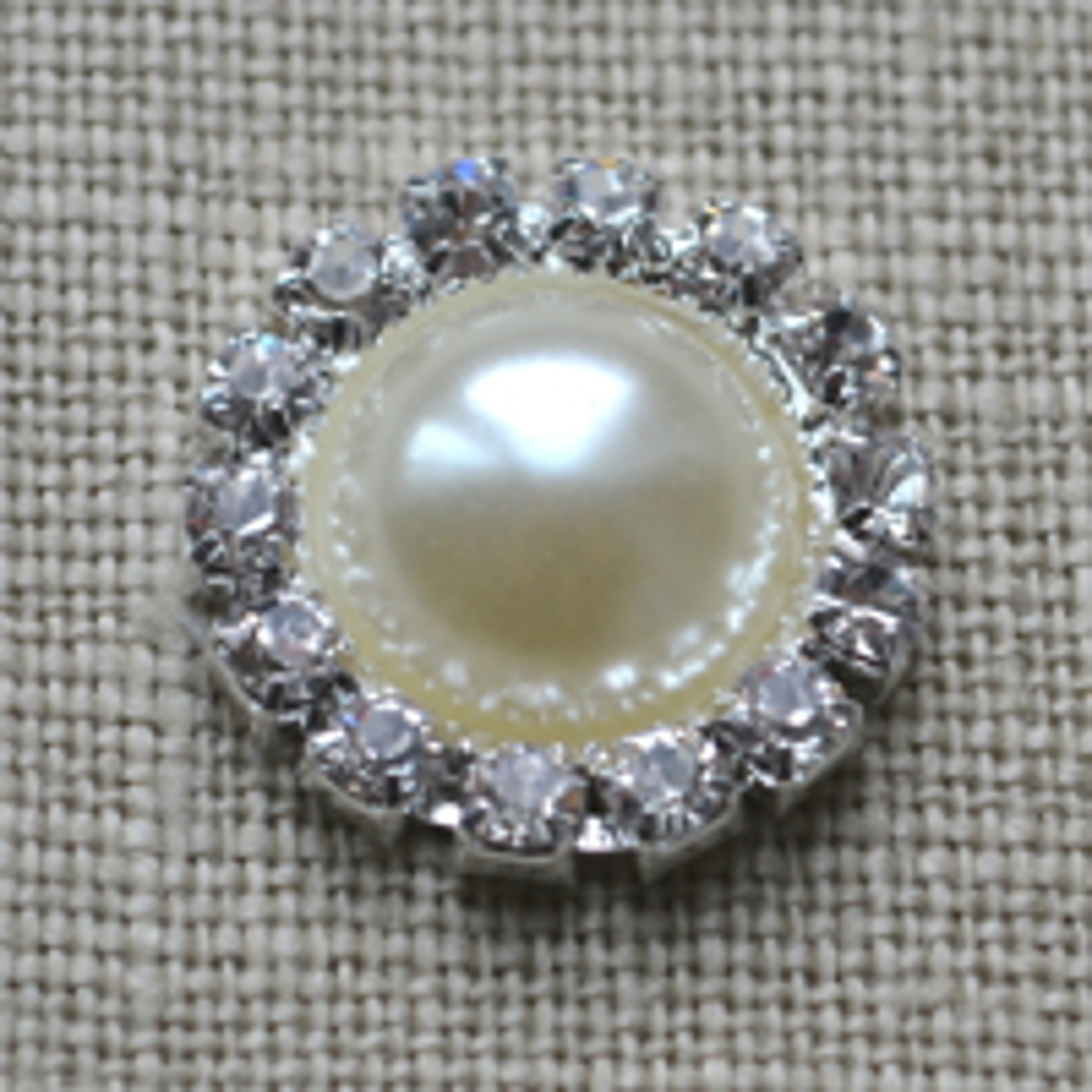 Great Vintage Large Round pearl and diamante Wedding embellishment for DIY Wedding.Beautiful Large round shape DIY Wedding embellishment with pearl and
diamante details. Mix and match these with the small rounds to save on
stationery costs.
<br>These come with a flat back so they are ideal to add a sparkle to any craft project.
<br><br>size: 18mm
Cheap Vintage Wedding Large Round pearl and diamante Wedding embellishment | Diamante Embellishments