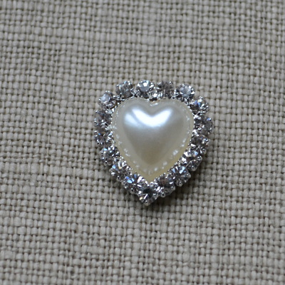 Great Vintage Small Heart pearl and diamante Wedding embellishment for DIY Wedding.Beautiful heart shape small DIY Wedding invitation embellishment <br>
with pearl and diamante details. Great for all DIY wedding projects <br>
<br>These come with a flat back so they are ideal to add a sparkle to any craft project.
<br><br>Size: 15 x 14mm
Cheap Vintage Wedding Small Heart pearl and diamante Wedding embellishment | Diamante Embellishments