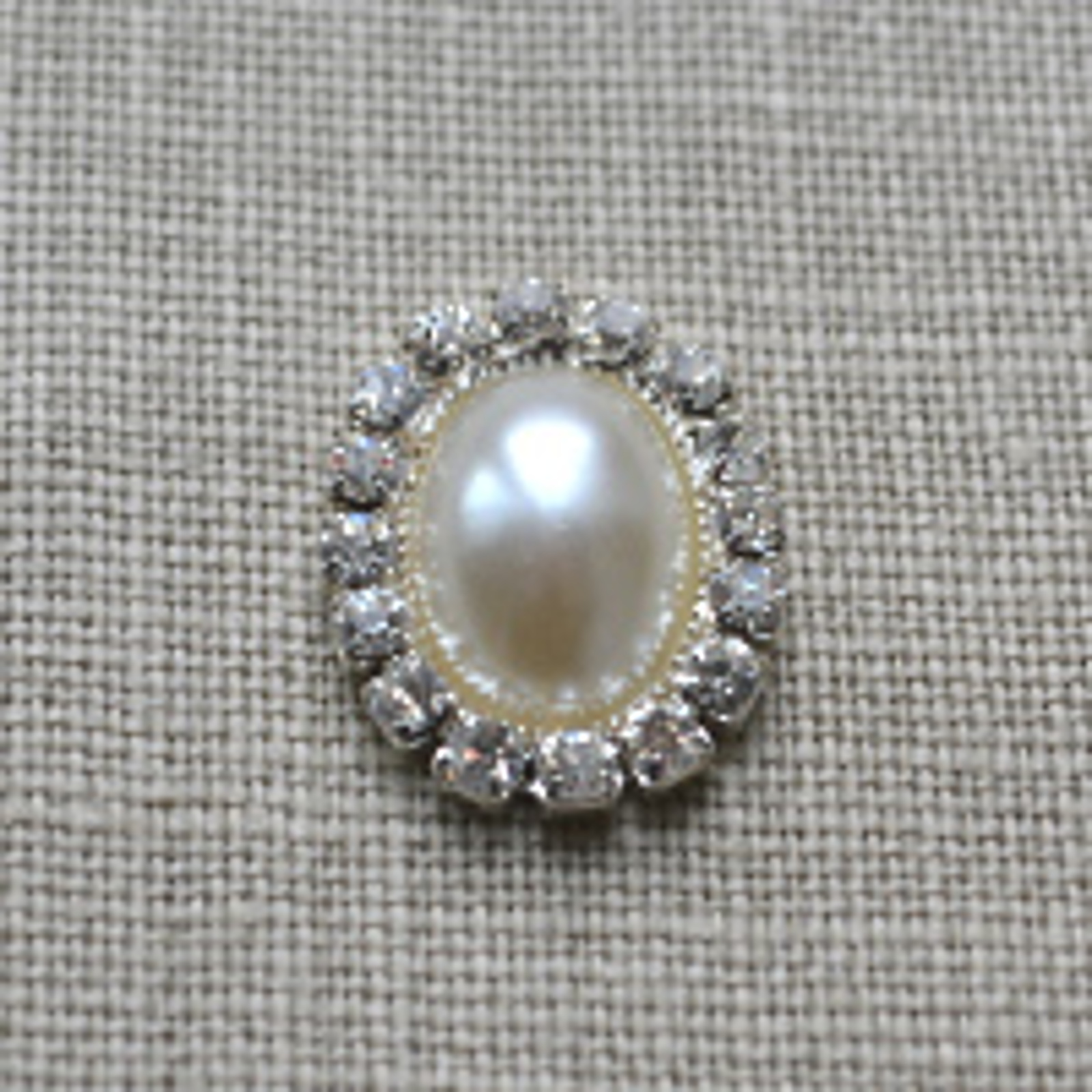 Great Vintage Small oval pearl and diamante Wedding embellishment for DIY Wedding.Beautiful oval shape Wedding embellishment
with pearl and diamante details.
Perfect for DIY Wedding Invitations and Stationery,
<br>These come with a flat back so they are ideal to add a sparkle to any card craft project.
<br><br>size: 17 x 20mm
Cheap Vintage Wedding Small oval pearl and diamante Wedding embellishment | Diamante Embellishments