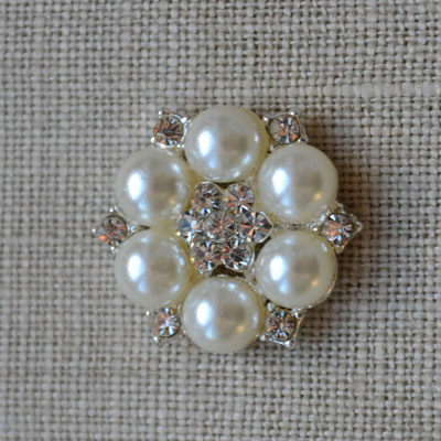 Great Vintage Star Pearl and diamante embellishment for DIY Wedding.Beautiful small star shape DIY Wedding embellishment with pearl and diamante details. Great for table plans and Wedding stationery,
size: 23mm, without pin on back
Cheap Vintage Wedding Star Pearl and diamante embellishment | Diamante Embellishments